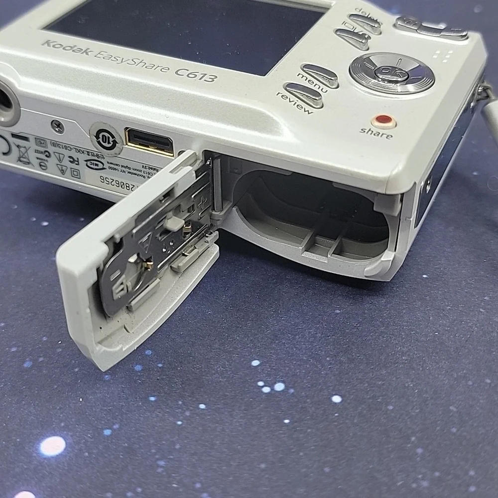 Kodak EasyShare C613 White Silver‎ Digital Camera 3X Zoom 6.2MP TESTED W/ ISSUES